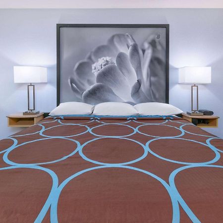 Super 8 By Wyndham New Braunfels I-35 Hotel Bagian luar foto