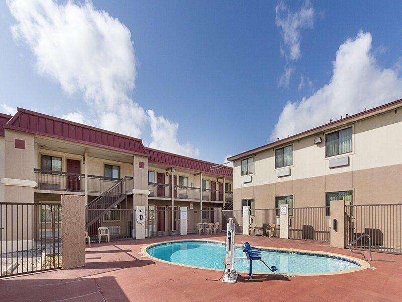 Super 8 By Wyndham New Braunfels I-35 Hotel Bagian luar foto