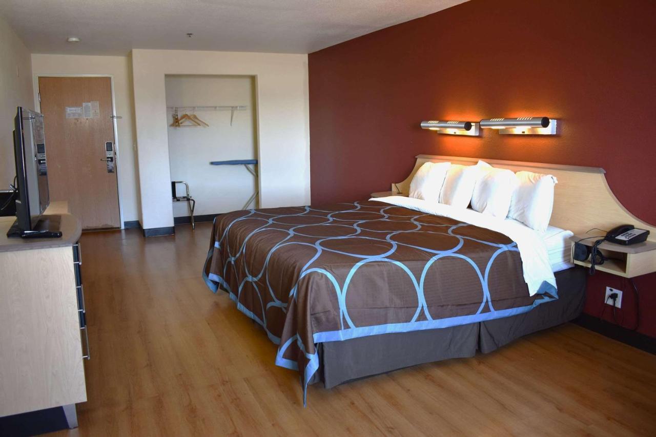 Super 8 By Wyndham New Braunfels I-35 Hotel Bagian luar foto