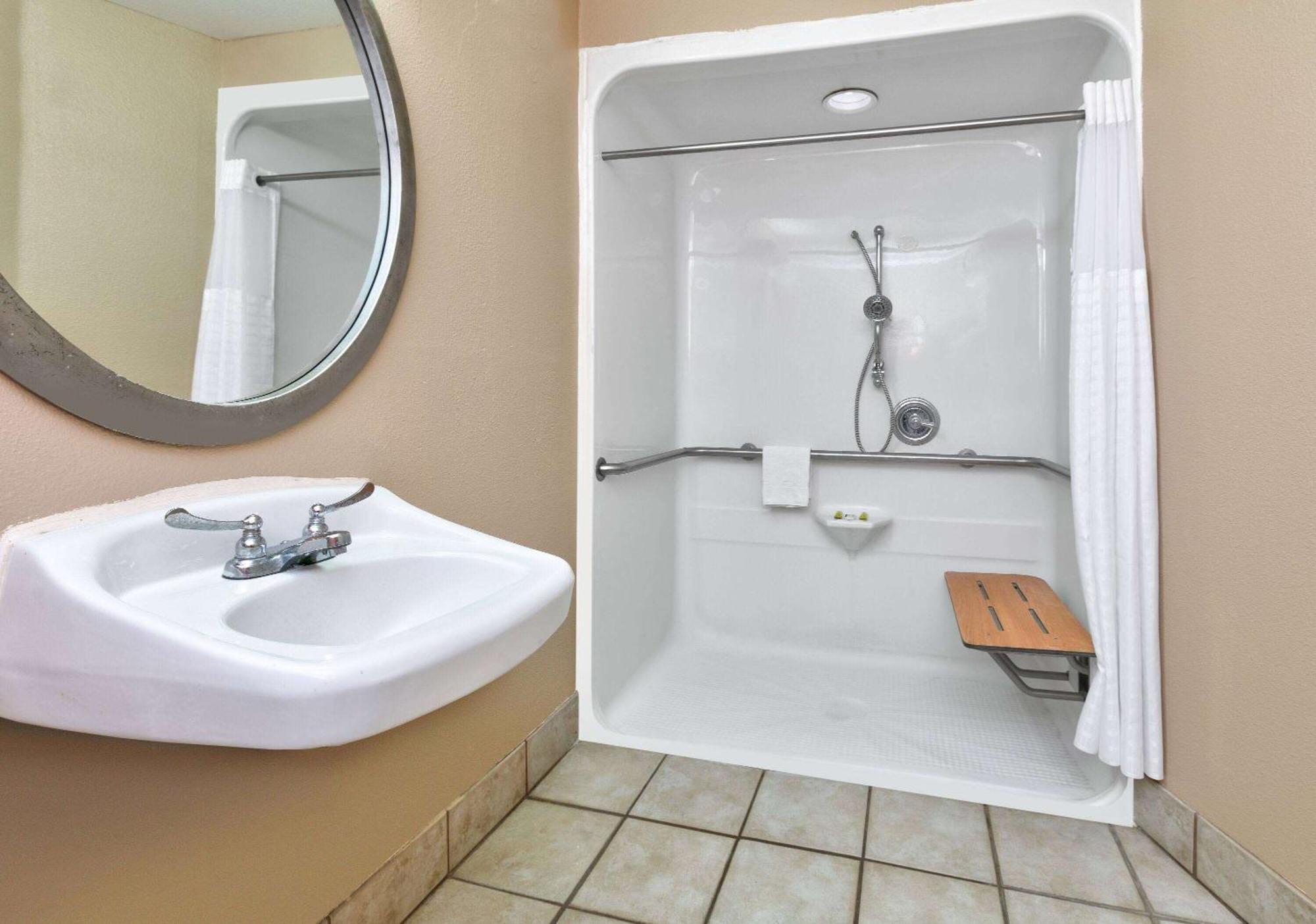 Super 8 By Wyndham New Braunfels I-35 Hotel Bagian luar foto