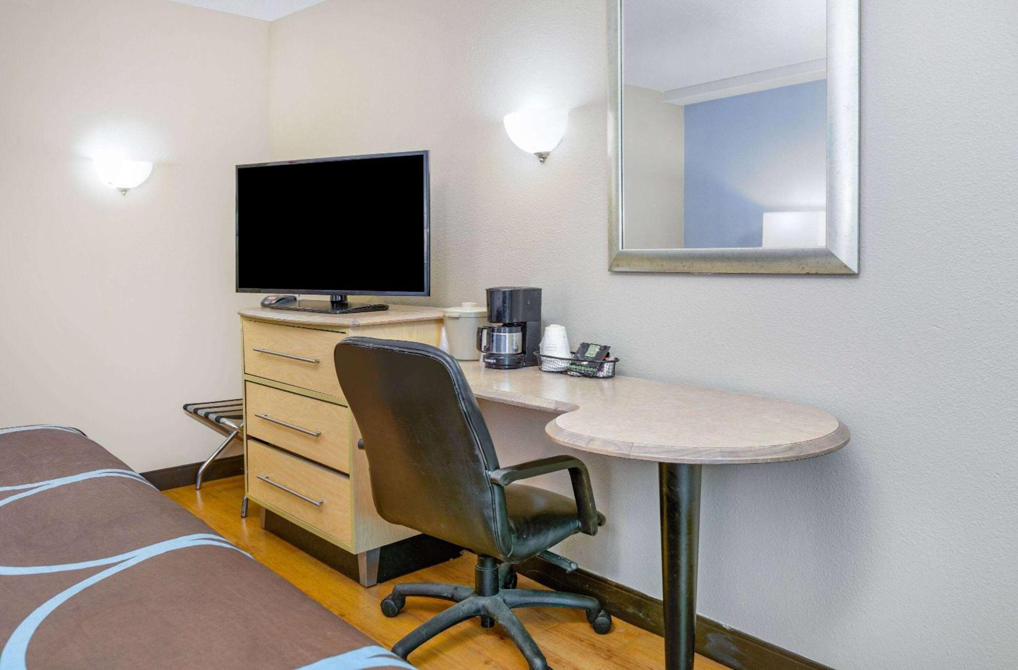 Super 8 By Wyndham New Braunfels I-35 Hotel Bagian luar foto