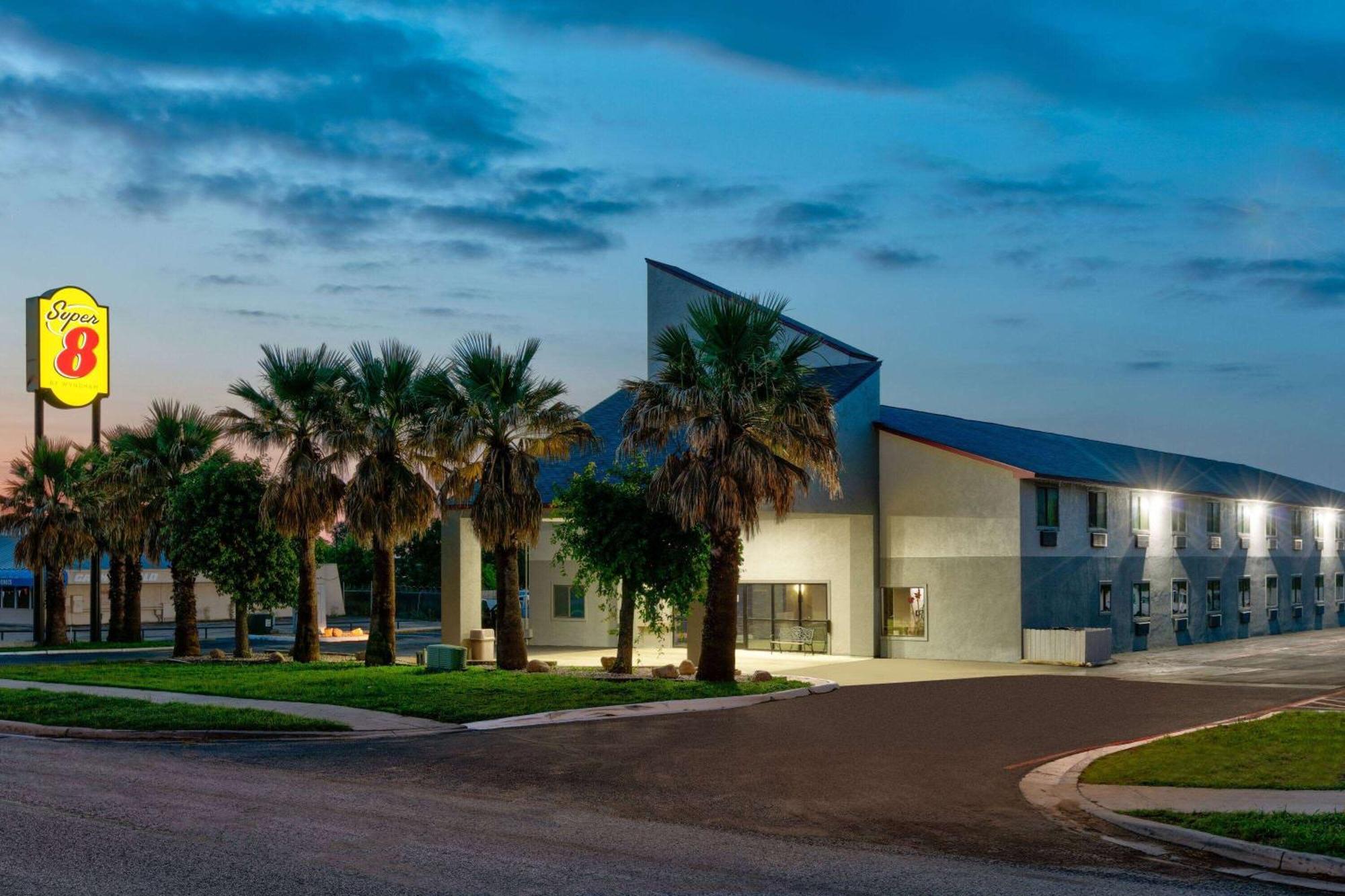 Super 8 By Wyndham New Braunfels I-35 Hotel Bagian luar foto