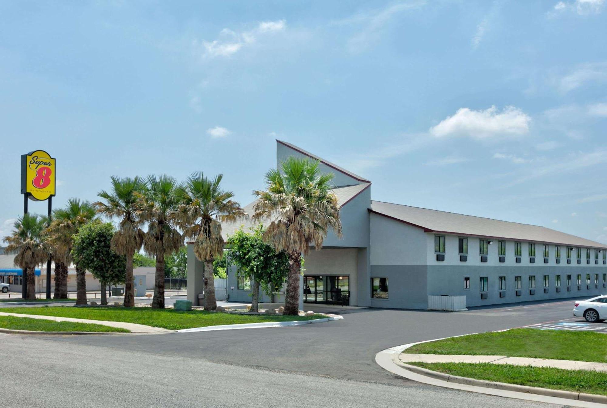 Super 8 By Wyndham New Braunfels I-35 Hotel Bagian luar foto