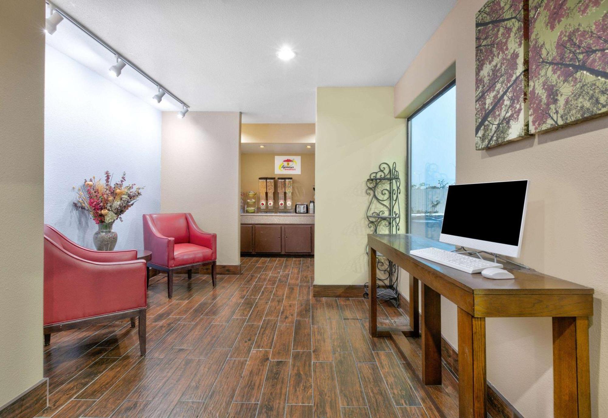 Super 8 By Wyndham New Braunfels I-35 Hotel Bagian luar foto